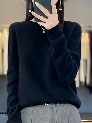 Lunéa Classic Round Neck Knit Sweater